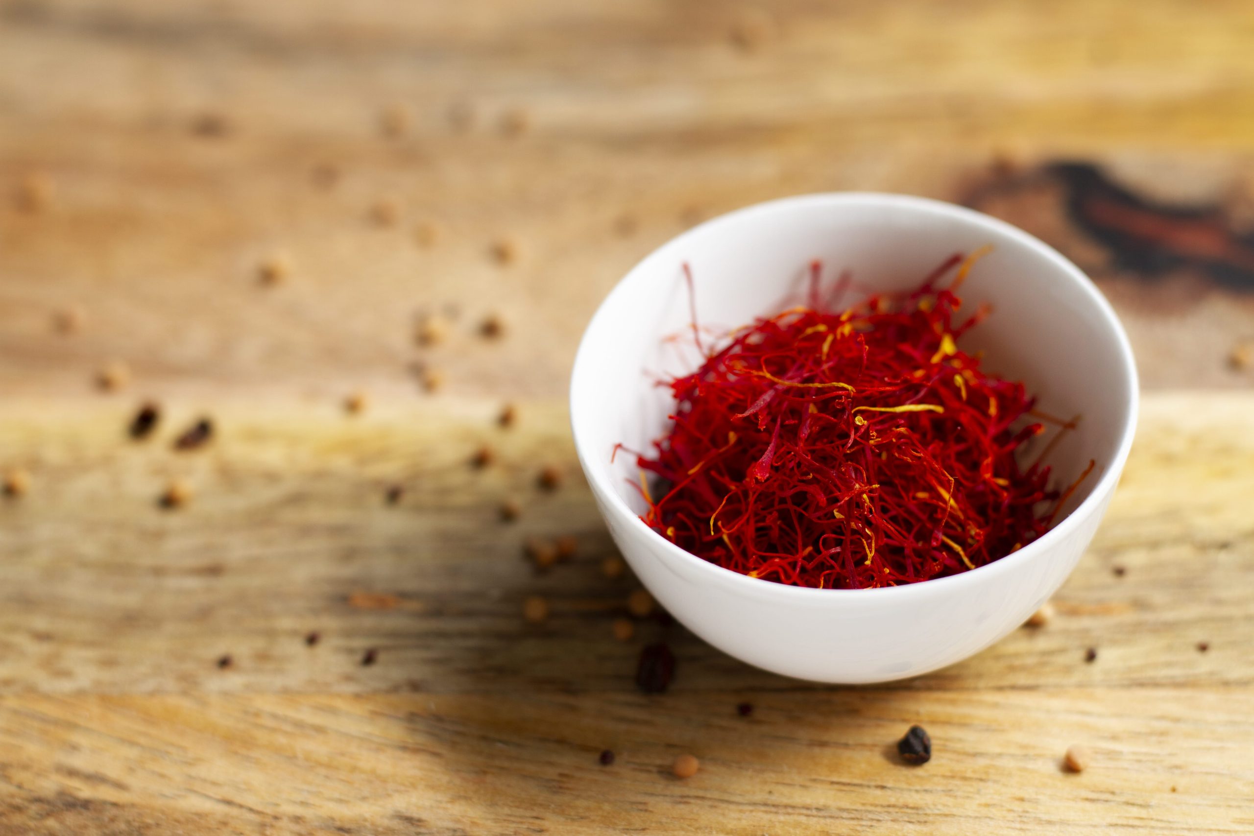 saffron-still-life-arrangement-with-copy-space-min زعفران نجین - تصویر 1